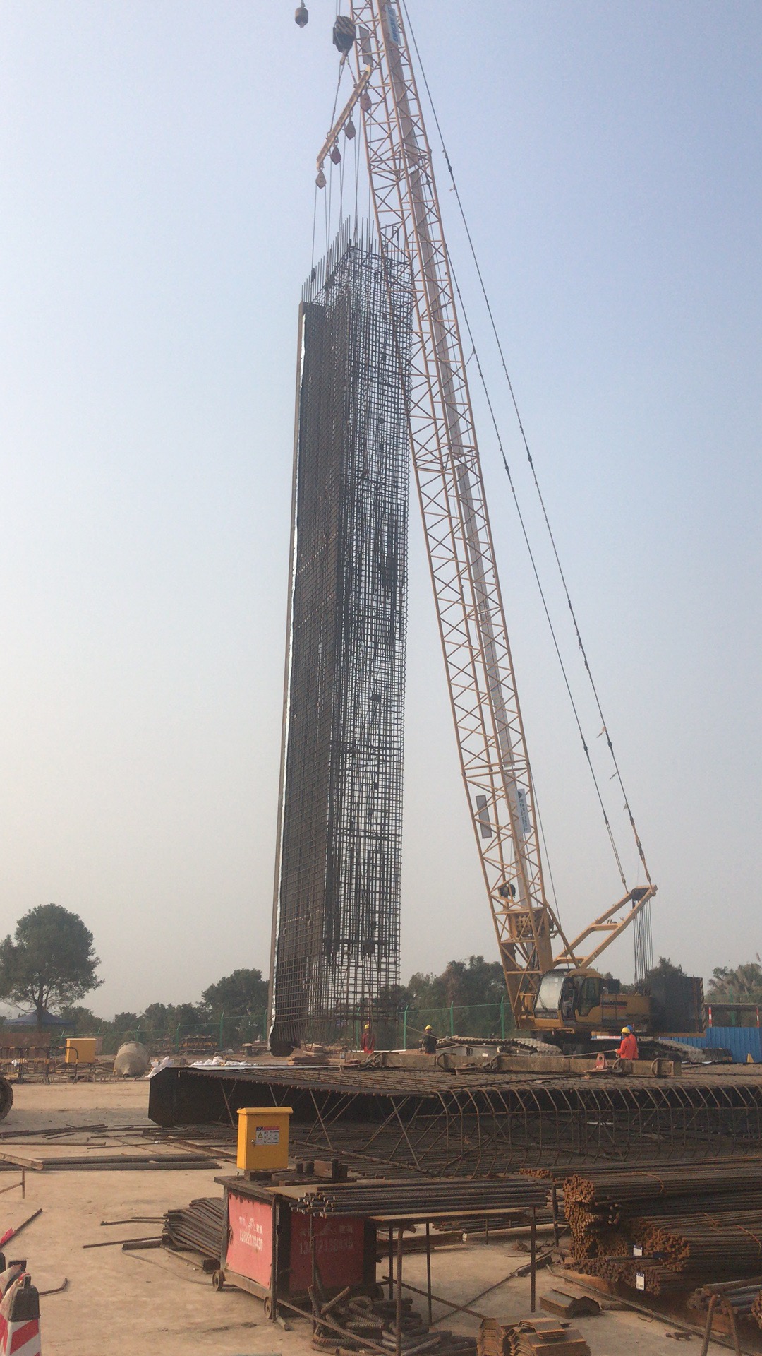 成功起吊14#槽钢筋笼1.jpg